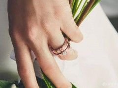 没结婚无名指可以戴戒指吗？没结婚无名指戴戒指是什么意思